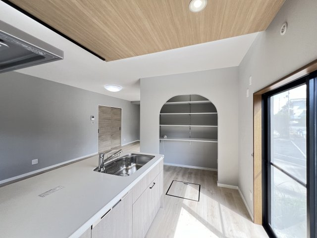 奈良市押熊町のキッチン|パントリーのあるキッチン