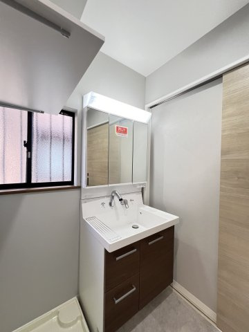 奈良市押熊町の独立洗面台|三面鏡付き洗面化粧台