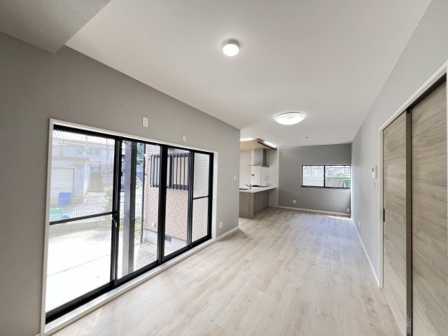 奈良市押熊町の居間・リビング|LDK18.5帖　明るく開放的です