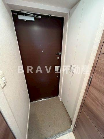 プレサンス難波幸町　BRAVI不動産の玄関|【プレサンス難波幸町】収納もある玄関です