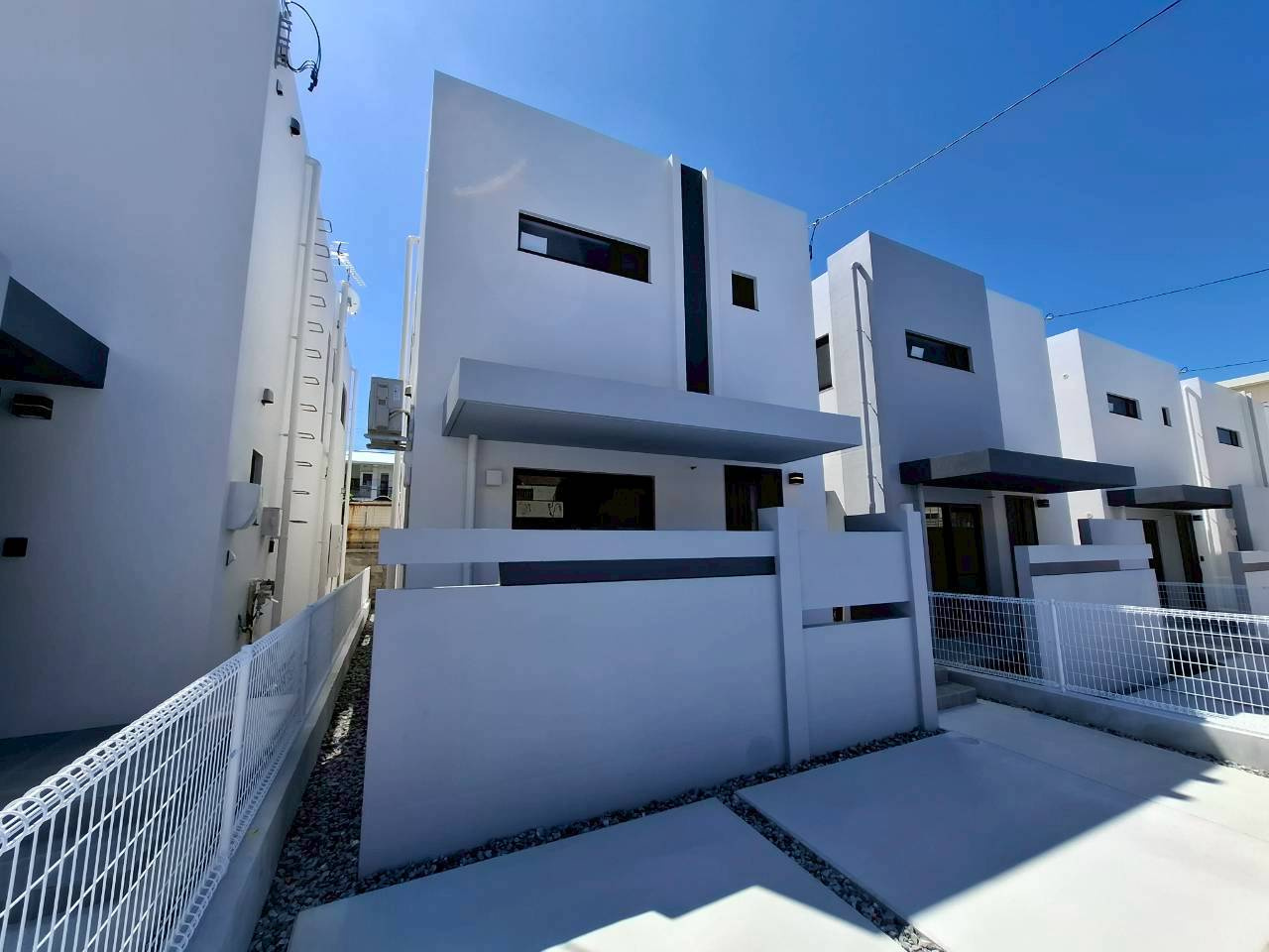 クローバーエース嘉手納屋良　2号棟の外観