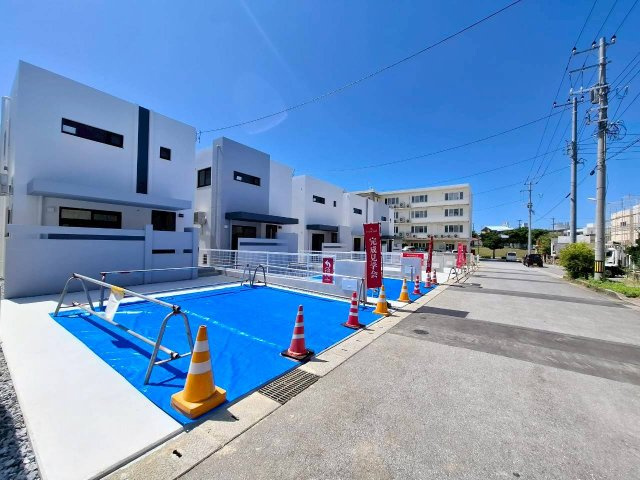 クローバーエース嘉手納屋良　2号棟の前面道路含む現地写真|残り3棟
