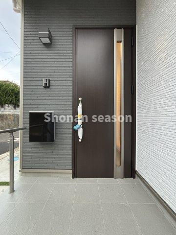 【玄関】 | 教育施設や公園が近く、通学や遊びも身近で安心♪