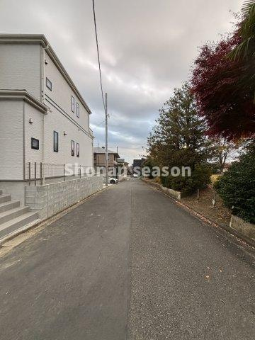 【周辺】 | 2方向に道路が面した角地ならではの開放感と、採光・通風の良さが魅力♪