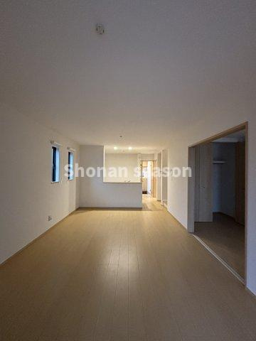 【居間・リビング】 | ご家族が自然と集まりやすい広いリビング１７帖以上！
インテリアの配置がしやすい縦長タイプのリビングです♪