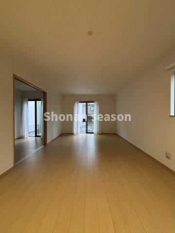 【居間・リビング】 | 隣接する洋室と一体利用も可能！来客時など大人数で集まった時も安心です♪