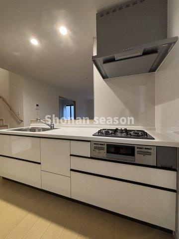 【キッチン】 | ３口コンロで複数料理が同時に行えます！毎日の家事効率UP！