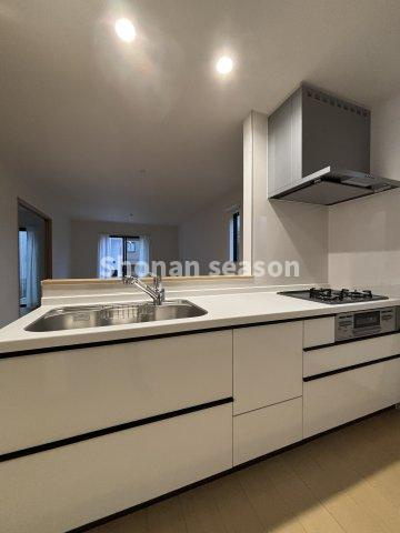 【キッチン】 | ダイニングテーブルを近くに配置すれば、出来立ての料理の配膳もスムーズ♪
カウンター付きで後片付けもラクラク◎