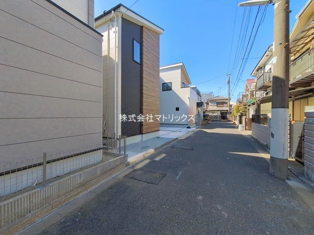 練馬区大泉学園町4丁目　22帖超リビング　ZEH水準住宅　最終1棟の前面道路含む現地写真