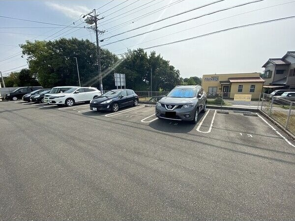 ストロベリーの駐車場