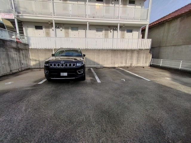 神戸市須磨区明神町２丁目のアパートの駐車場