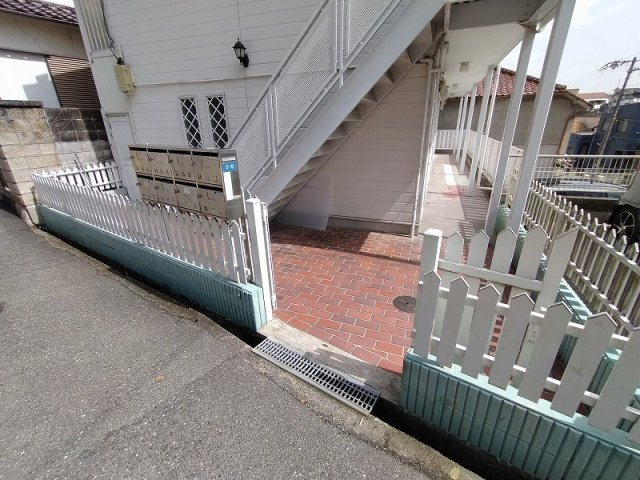 神戸市須磨区明神町２丁目のアパートのエントランス