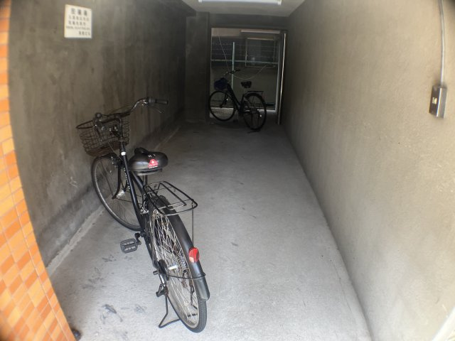 清泉ビル江坂の駐車場