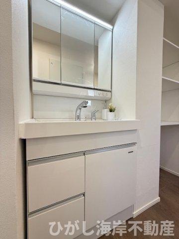 湘南ライフタウン小糸東住宅２号棟の独立洗面台|新規リフォーム完了！　三面鏡化粧台