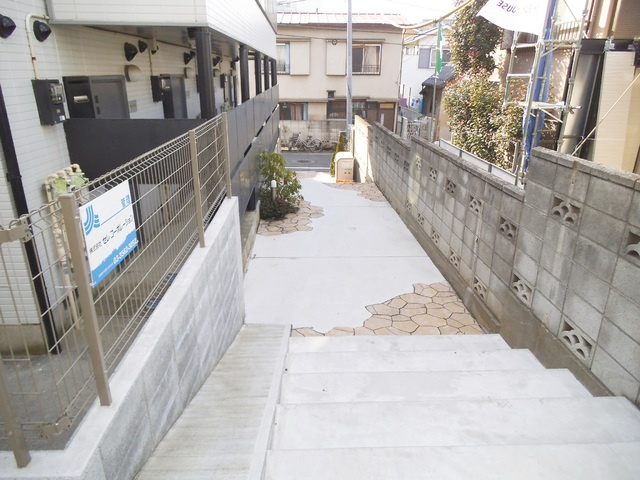 ダノイ赤羽のロビー|建物前に階段あります