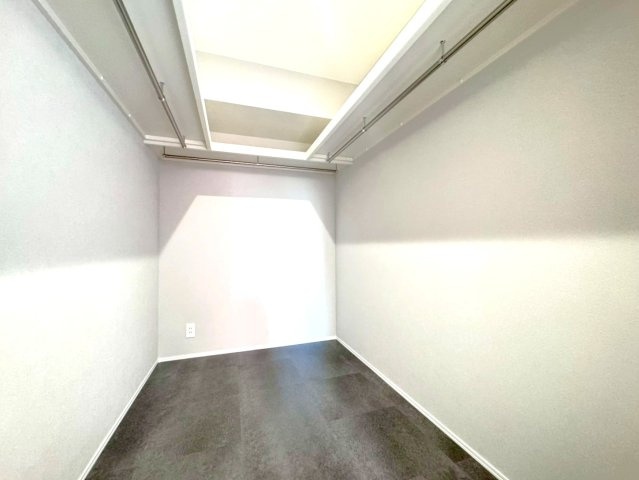 令和６年３月リフォーム済◆収納豊富◆南面バルコニー◆周辺環境充実◆サンマンション丸太町の収納|ウォークインクローゼット（洋室５.５帖）