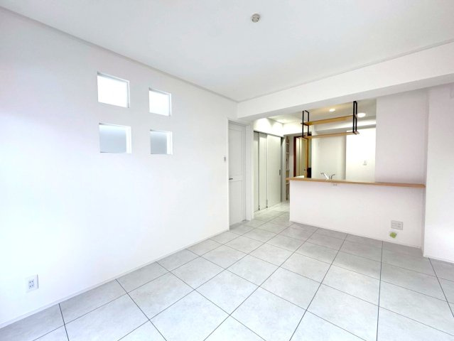 令和６年３月リフォーム済◆収納豊富◆南面バルコニー◆周辺環境充実◆サンマンション丸太町の居間・リビング|リビング