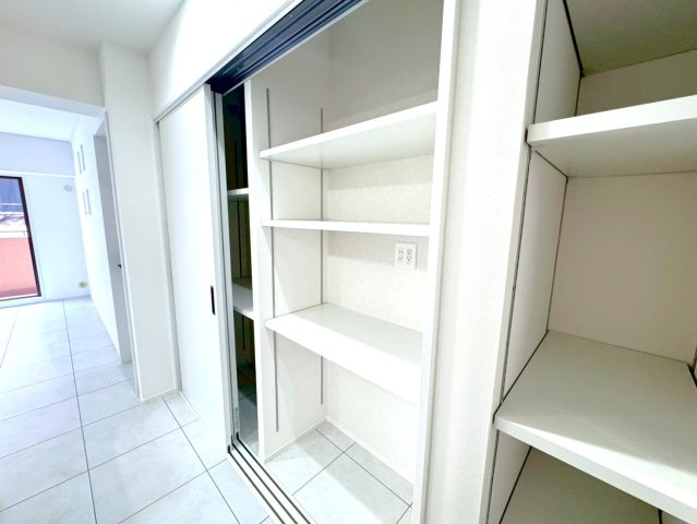 令和６年３月リフォーム済◆収納豊富◆南面バルコニー◆周辺環境充実◆サンマンション丸太町のキッチン|食器棚