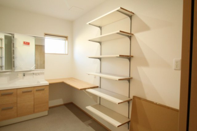 朝倉Ⅱ　新築戸建　2号地　（全3区画）の脱衣所|かなり広めの脱衣場です。収納たくさん！　　