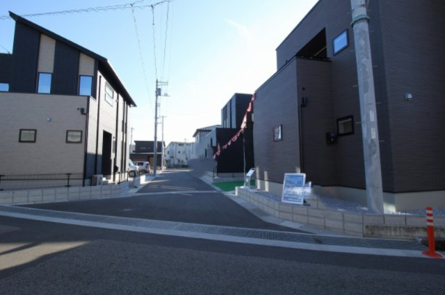 朝倉Ⅱ　新築戸建　2号地　（全3区画）の前面道路含む現地写真