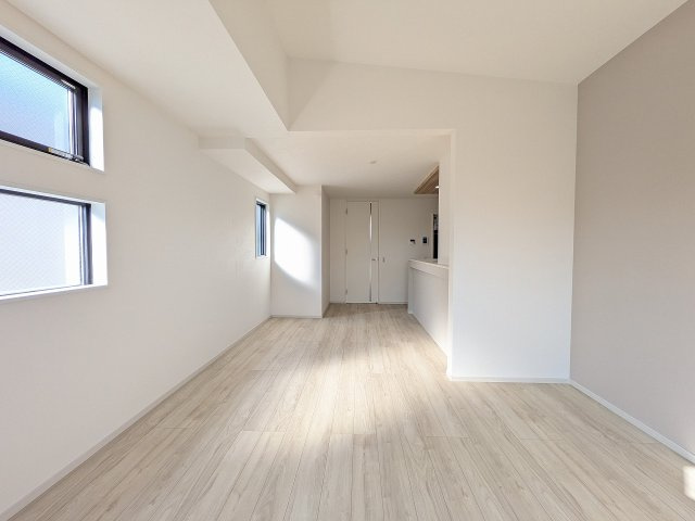 八王子市　子安町　新築一戸建て　１期の居間・リビング|～17.0帖の明るいLDKで、家族団欒の時間をお過ごしいただけます～