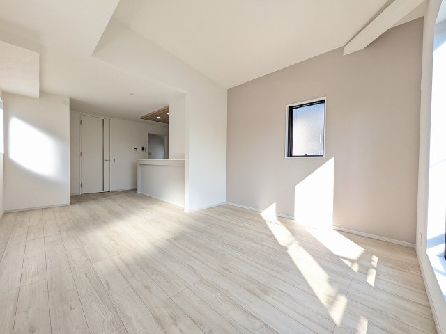 八王子市　子安町　新築一戸建て　１期の居間・リビング|～17.0帖の明るいLDKで、家族団欒の時間をお過ごしいただけます～