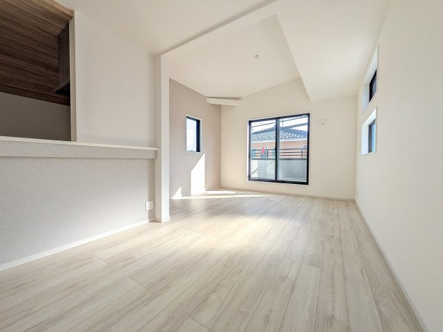 八王子市　子安町　新築一戸建て　１期の内装|～17.0帖の明るいLDKで、家族団欒の時間をお過ごしいただけます～