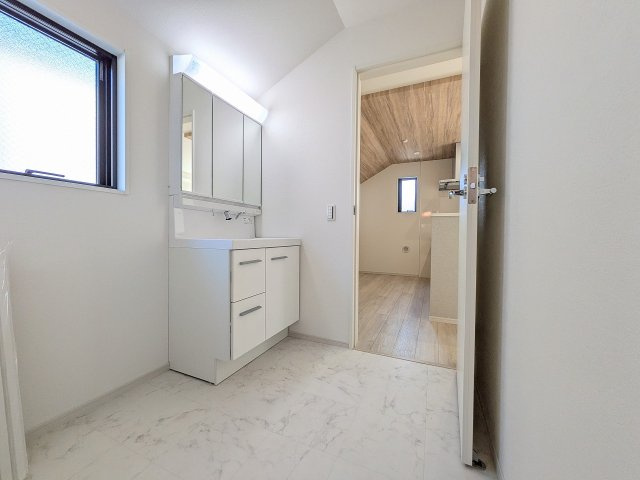 八王子市　子安町　新築一戸建て　１期の脱衣所|～窓付きで明るい洗面所　換気もしやすいです～