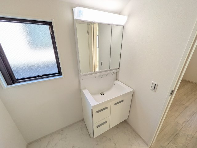 八王子市　子安町　新築一戸建て　１期の独立洗面台|～３面鏡付きの独立洗面台　細々している物をスッキリ収納出来ます～