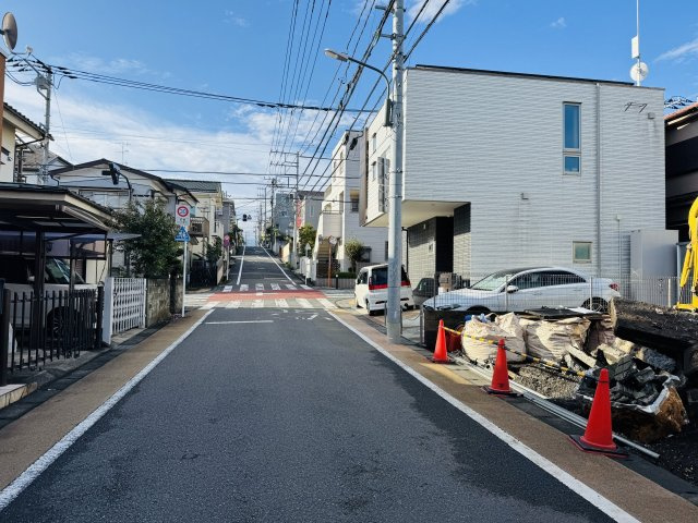 八王子市　子安町　新築一戸建て　１期の前面道路含む現地写真|～東側5.9ｍ公道に面しています～