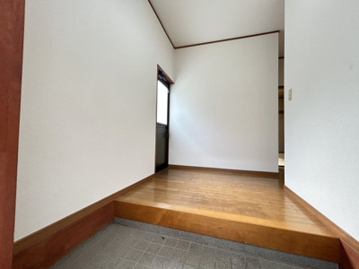 【内装】 | 勝立貸家 | 靴の収納も置きやすいゆったりとした玄関です。