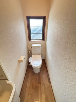 【トイレ】 | 勝立貸家 | 窓付きで明るく快適です！