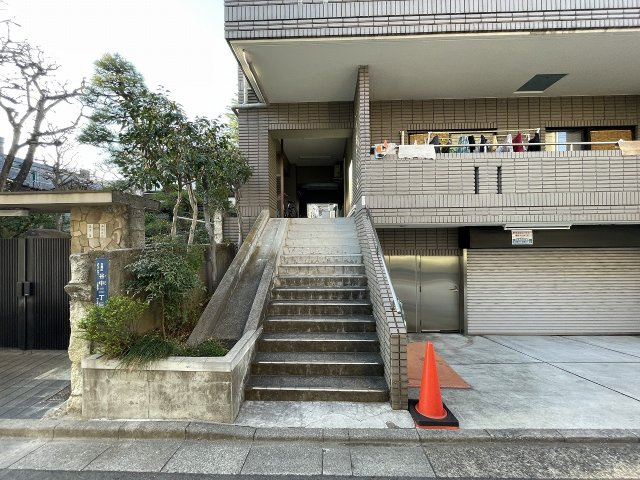 トップヒルズフラットのエントランス