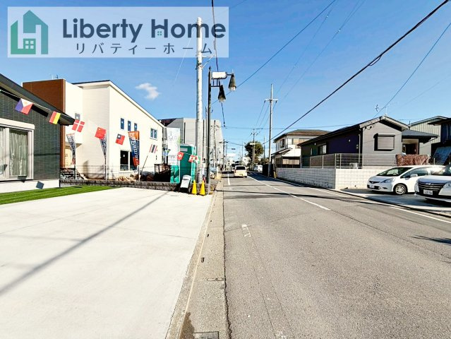 土浦市中村南1丁目　新築戸建　平屋建ての前面道路含む現地写真