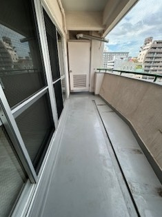 グランドマンションニュー大阪のバルコニー|お洗濯にも便利なバルコニー付き