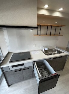 グランドマンションニュー大阪のキッチン|コンパクトなキッチンで掃除もラクラク