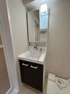 グランドマンションニュー大阪の独立洗面台|独立洗面台、小物を置くことができて便利です