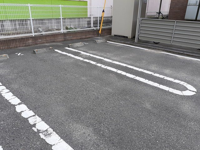グラースアンジュＤの駐車場
