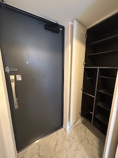S-RESIDENCE江坂Alegriaの玄関|明るい玄関です