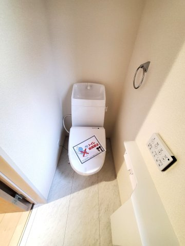 三郷市　彦川戸1丁目　新築戸建　全1棟のトイレ|1・2階にあるので、忙しい朝の時間帯も困りませんね