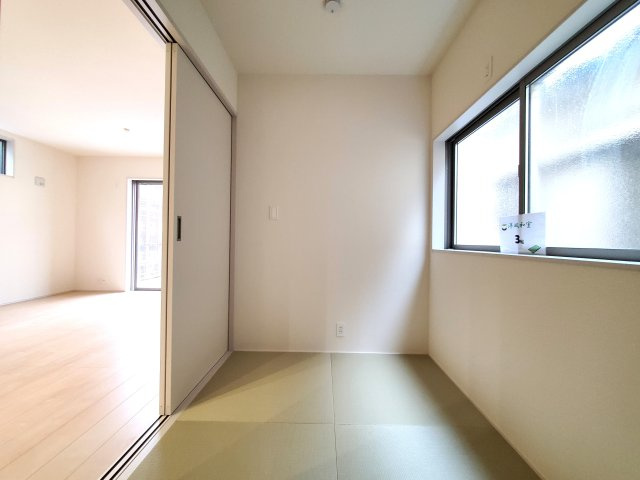 三郷市　彦川戸1丁目　新築戸建　全1棟の和室|柔らかい畳の敷かれた和室は、お子様とゆっくりくつろげるお昼寝スペース