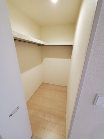 三郷市　彦川戸1丁目　新築戸建　全1棟の収納|ウォークインクローゼットを完備。お荷物が多い方でも安心のスペースです