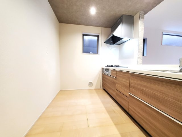 三郷市　彦川戸1丁目　新築戸建　全1棟のキッチン|キッチンスペースも広く、ご夫婦二人でキッチンに立っても問題ありませんよ