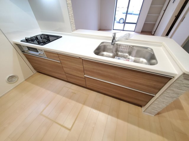 三郷市　彦川戸1丁目　新築戸建　全1棟のキッチン|誰もが使いやすいデザインにこだわったキッチンです