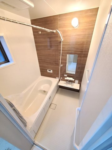 三郷市　彦川戸1丁目　新築戸建　全1棟の浴室|１坪タイプのゆったりとした浴室。毎日の疲れをしっかりと癒されます
