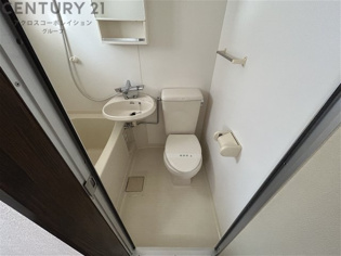 浴室内にトイレがあります！