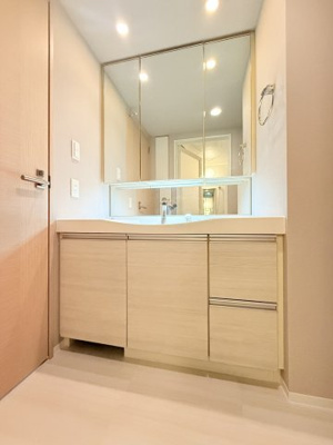 【独立洗面台】 | ローレルコートかしわ台 | 独立洗面台です。
髪のセットやお化粧もストレスなくこなせ、
朝から気分良く通勤通学に向かえます！