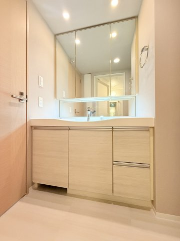 【独立洗面台】 | ローレルコートかしわ台 | 独立洗面台です。
髪のセットやお化粧もストレスなくこなせ、
朝から気分良く通勤通学に向かえます！