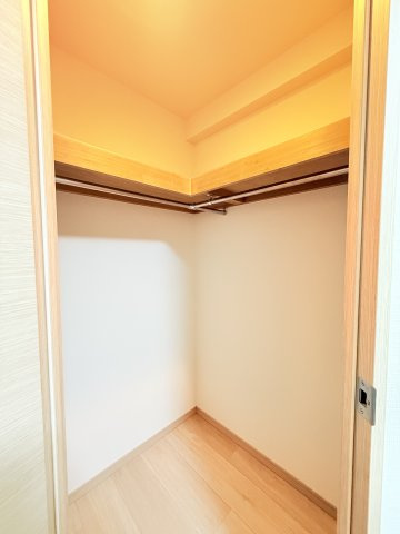 【収納】 | ローレルコートかしわ台 | ウォークインクローゼットになります。
広々と収納をお使いできます。