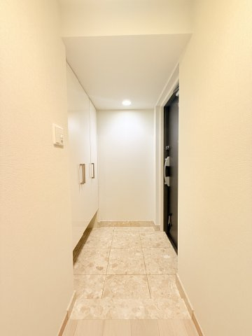 【玄関】 | ローレルコートかしわ台 | 玄関部分です。間接照明がついており、
優しく穏やかな光で温かさや落ち着きのある印象になります。
下足入れもございますので靴の収納には困りません。